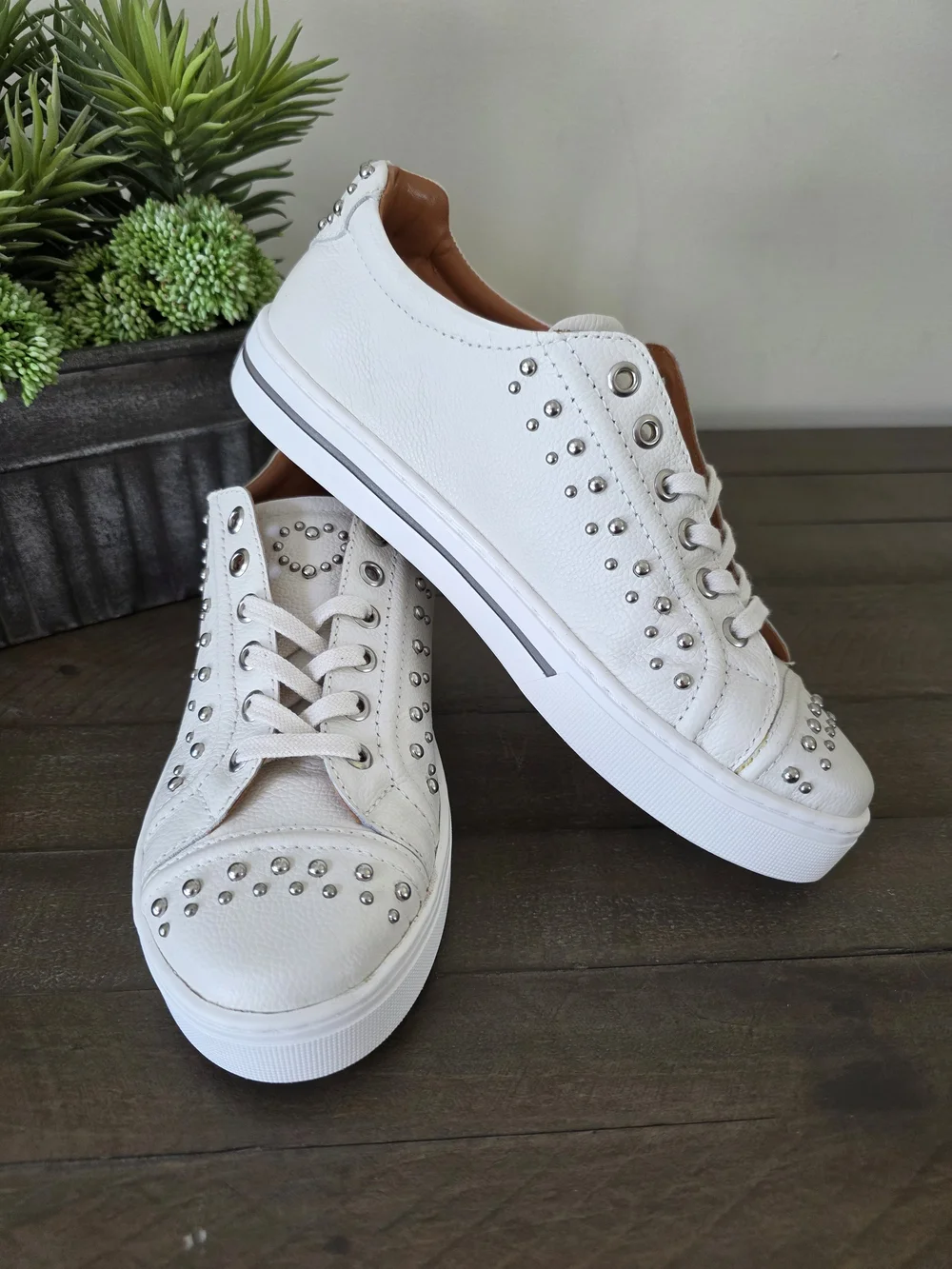 Brighton Janice White Leather Studded Sneakers WM SZ 9M Heart Detail Lace Up - Picture 3 of 9